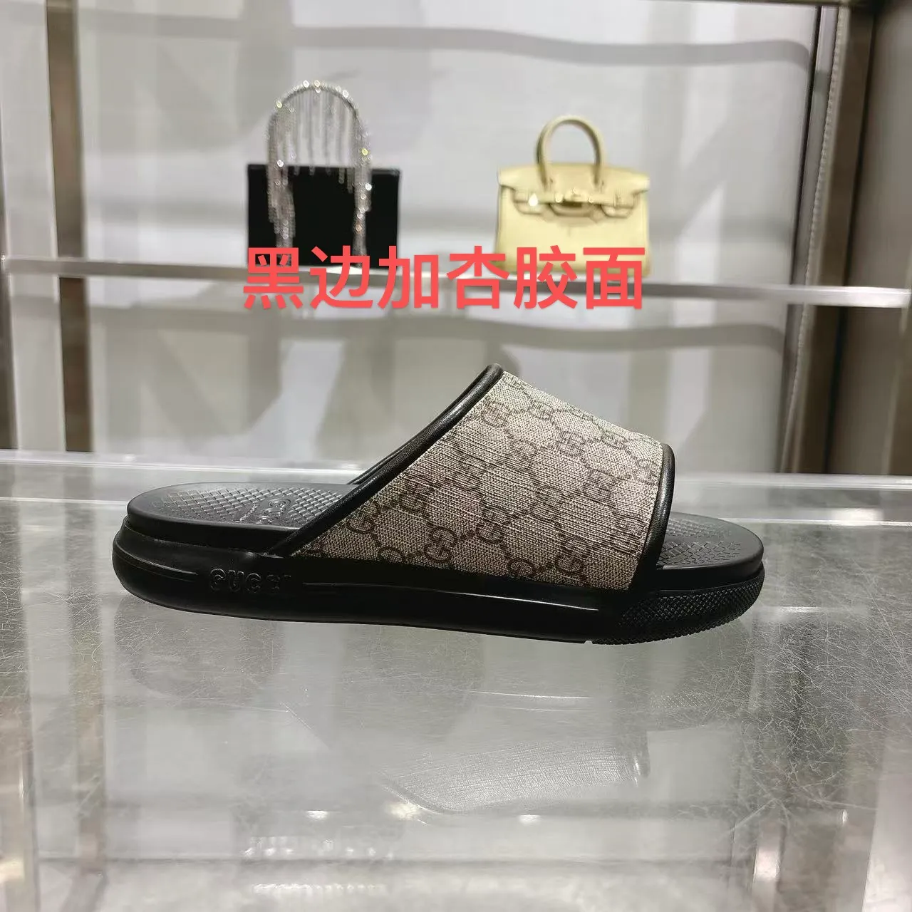 p400🐮🐮New summer men's slip-on slippers. Inspired by the summer spirit and beach clubs of the Italian coast, this piece is part of Gucci Lido. The Pre-Fall collection reinterprets the brand's signature elements and sophisticated patterns in a contemporary way. Made from black rubber, these flat sandals feature a slip-on design that reinterprets the brand's distinctive green and red web design. GG Classic Upper Men's Molded Rubber Footbed Gucci Logo Flat Made in Italy Size: Men's 40 to 47,